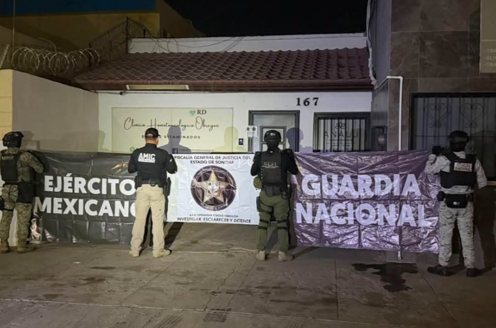 Hallan más sueros vitaminados durante cateo en Sonora, investigan distribución (Foto: @FGJESonora)