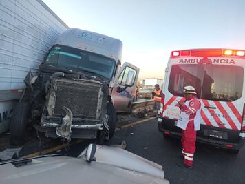 Fuerte choque en el Circuito Exterior Mexiquense deja una mujer muerta