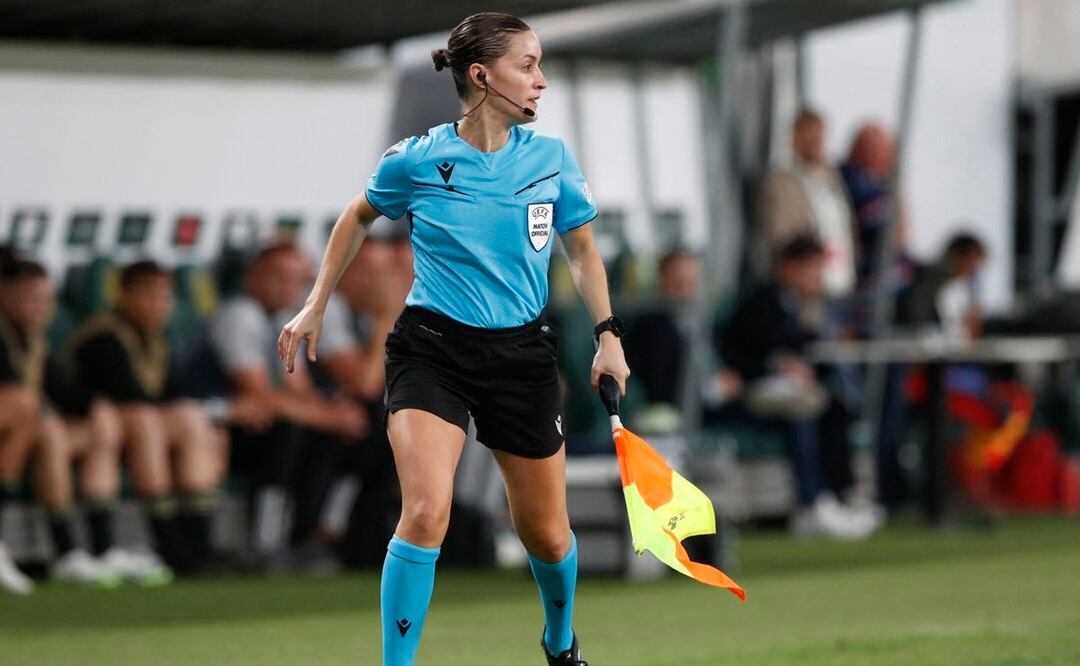 Árbitra fue golpeada por una cámara en pleno partido por LaLiga española