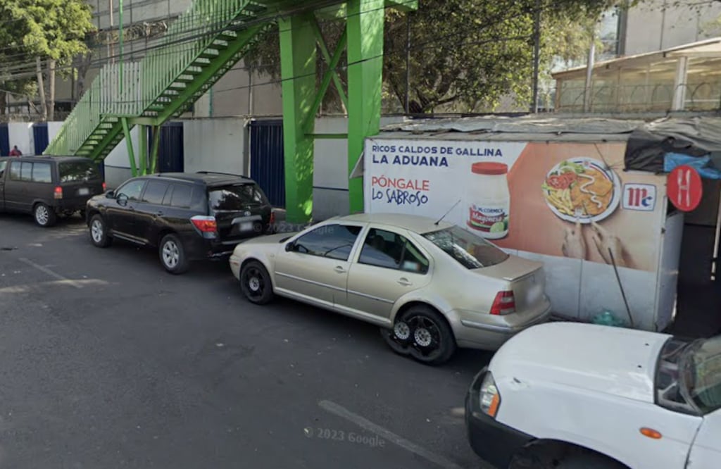 Hombre queda destrozado frente a aduanas del AICM, varios autos le pasaron encima (Foto: Google Maps)