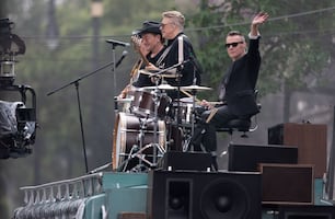 Bono y U2 aparecen en balcón de casa mexicana y fans enloquecen, en CDMX