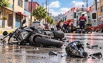 ¡SUSTO DOBLE! Motociclista embarazada derrapa en Tacubaya y queda inconsciente y grave