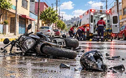¡SUSTO DOBLE! Motociclista embarazada derrapa en Tacubaya y queda inconsciente y grave