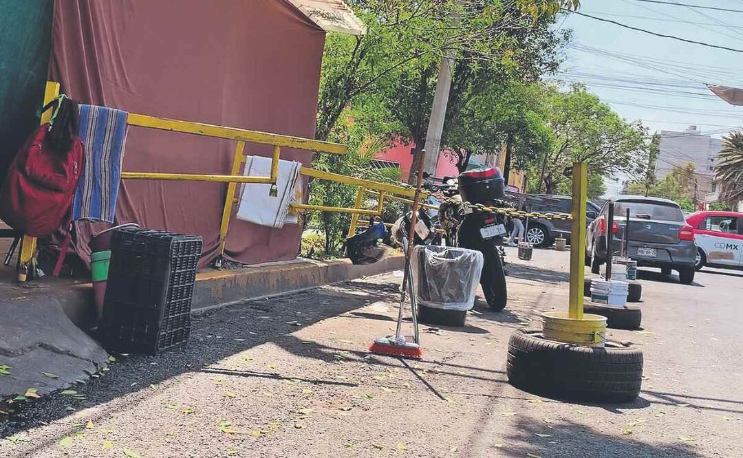 Franeleros apartan lugares y amenazan. Foto: (Alberto González. El Gráfico)