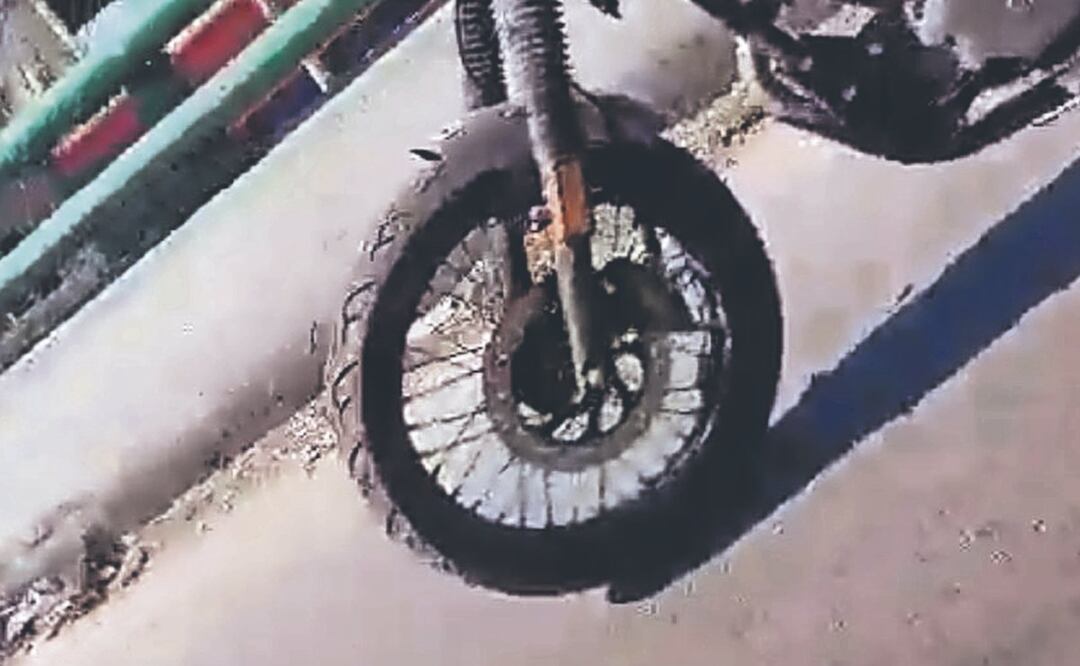 Biker muere tras derrapar y quedar colgado de un puente, en Naucalpan