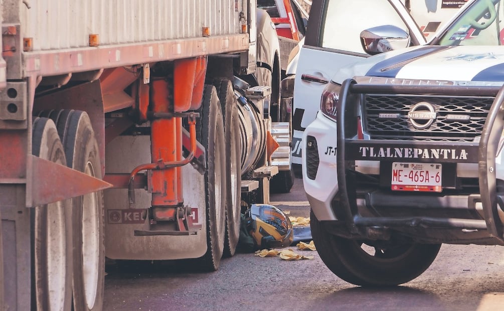 Chilaquiles Rojos: Motociclista que transportaba tortillas muere tras ser embestido por unidad de carga
Imagen: OSMAR ALVARADO. EL GRÁFICO