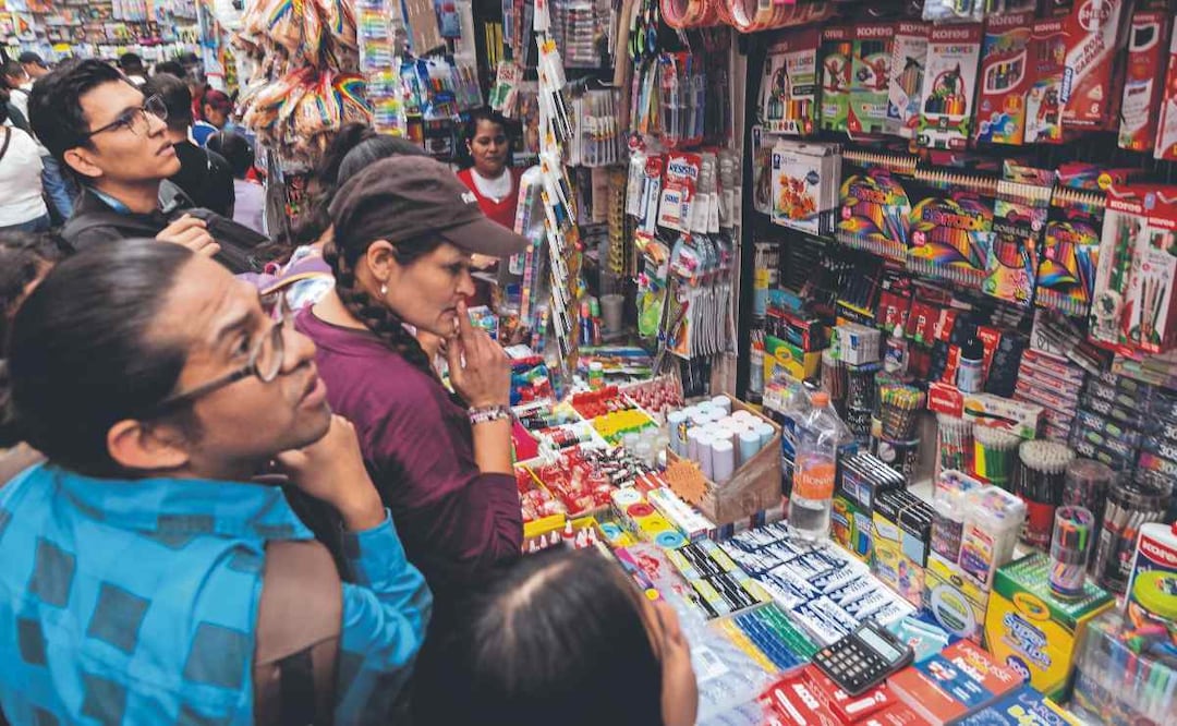 ¿Cuánto cuesta surtir la lista de útiles? Padres desembolsan miles de pesos antes del regreso a clases. Foto: (Hugo Salvador. El Gráfico)