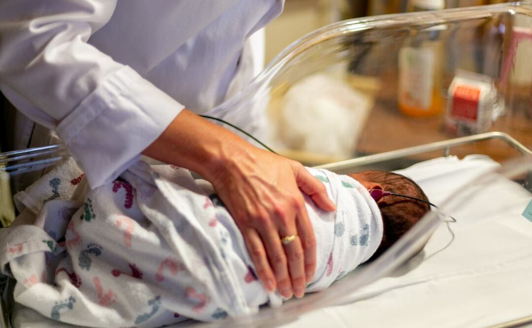 Madre es acusada de romperle 16 huesos a su bebé porque lloraba mucho