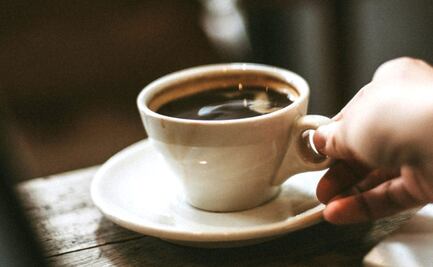 Lo que no sabías sobre tomar café en la noche: efectos, riesgos y beneficios según la ciencia