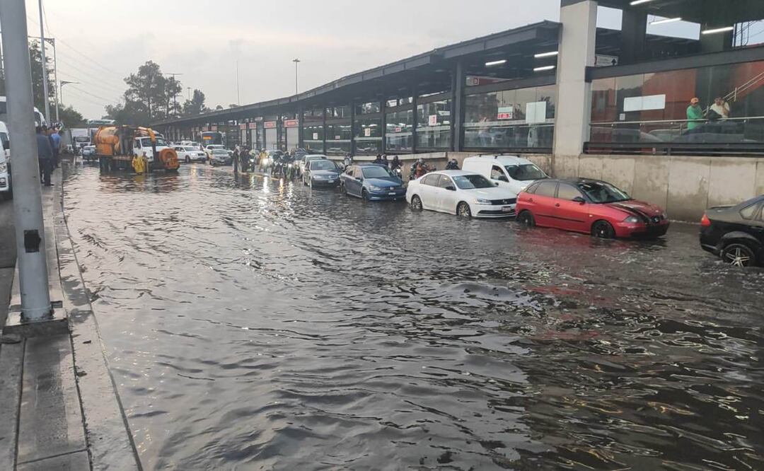 ¡TOMA TUS PRECAUCIONES! Insurgentes Norte detenido por fuertes lluvias ¿cuáles son las alternativas?