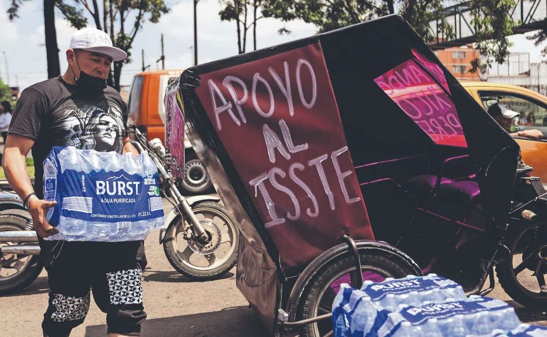 Familiares de victimas de la explosión en el Puente de la Concordia. Foto: (Hugo Salvador. El Gráfico)
