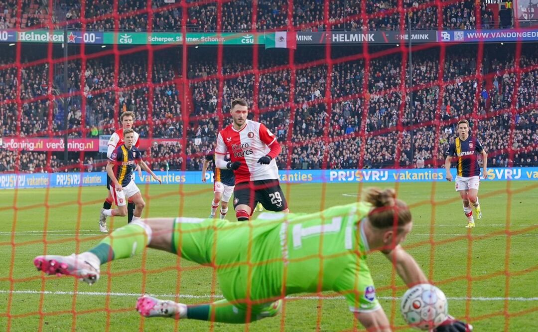 Leyenda del Feyenoord destroza las actuaciones de Santiago Giménez