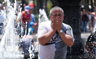 Semana Santa 2026: ¿Cuál es el origen de mojarse en sábado de Gloria? 