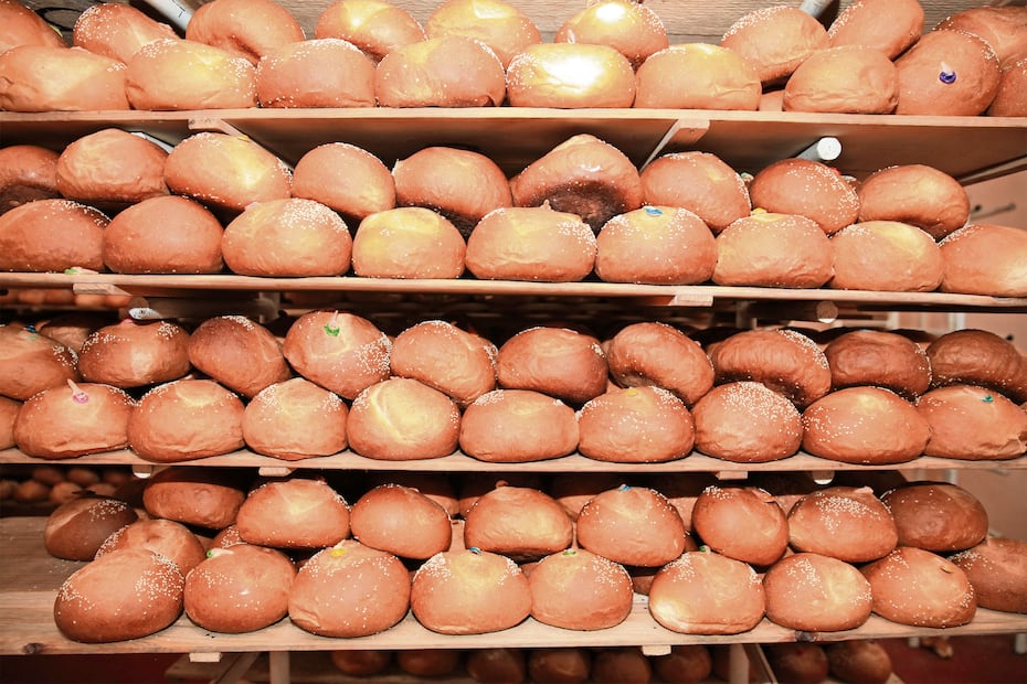 DURANTE 44 AÑOS DOÑA ELVIA MARTINEZ HA ELABORADO EL AUTENTICO PAN DE MUERTO PAN DE YEMA QUE SE VENDE EN TODO VALLES CENTRALES DEL ESTADO DE OAXACA EN LA PANADERIA LA SANTA CRUZ DE SANTO DOMINGO TOMALTEPEC Y DESDE EL DIA DOMINGO PASADO PREDIERON LOS HORNOS PARA NO SER APAGADOS POR MAS DE OCHO DIAS POR LA ELABORACION DEL PAN DE MUERTO. FOTO EDWIN HERNANDEZ