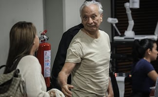 VIDEO: Así salió del penal el exdirector de Pemex, con bolsas de plástico