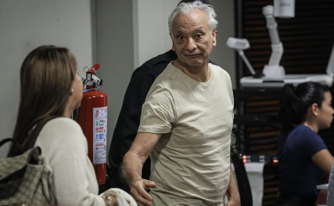 VIDEO: Así salió del penal el exdirector de Pemex, con bolsas de plástico. Foto: (Gabriel Pano)