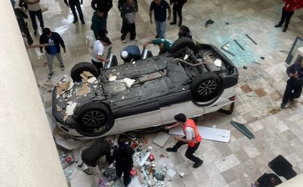Señora de Las Lomas sale volando en su camioneta y cae desde un segundo piso en Plaza Lilas ¿hubo heridos?