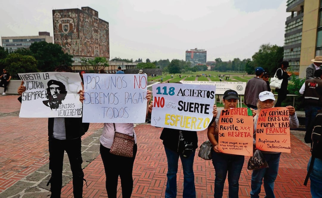 Aspirantes seleccionados en el examen de ingreso a la licenciatura de la Universidad Nacional Autónoma de México (UNAM) se manifestaron en la explanada de la Torre de Rectoría para exigir que se respeten los resultados del examen de admisión realizado en línea. Foto: Diego Simón Sánchez / EL GRÁFICO