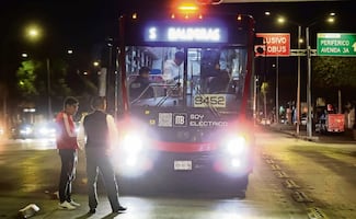 ¡Crudo! Una mujer de unos 40 años perdió la vida al ser atropellada por el Metrobús