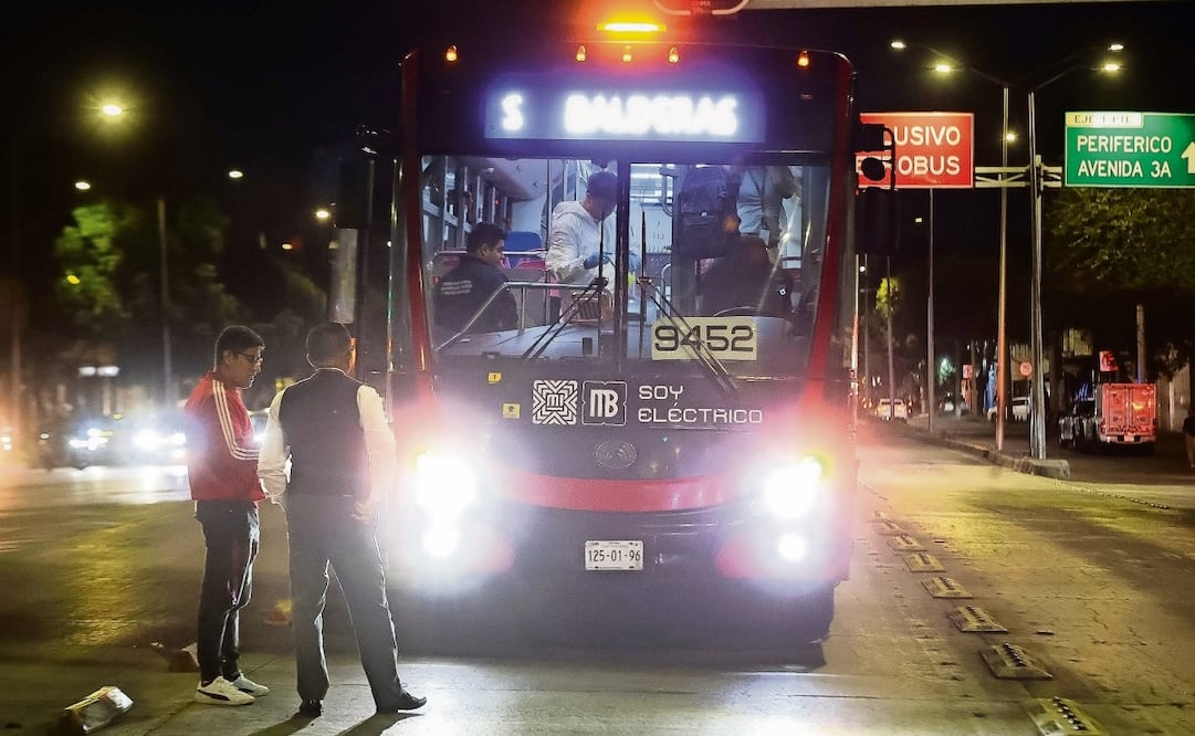 Una persona de entre 30 y 40 años murió tras ser atropellada presuntamente por una unidad del Metrobús en las inmediaciones de la estación Coltongo, sobre Poniente 112 y Calzada Vallejo, en la colonia Magdalena de las Salinas, alcaldía Gustavo A. Madero. Foto: Osmar Alvarado / EL GRÁFICO