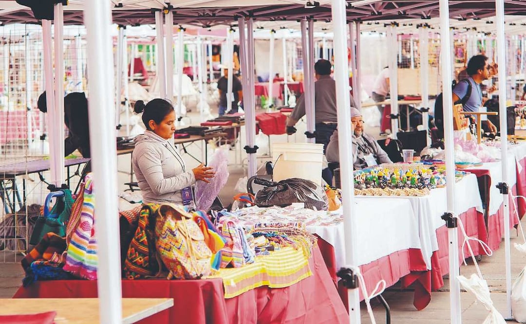 La romería de fin de año se instala en el Zócalo: Artesanos inician ventas tras el "no" a Reforma. Foto: (Osmar Alvarado. El Gráfico)