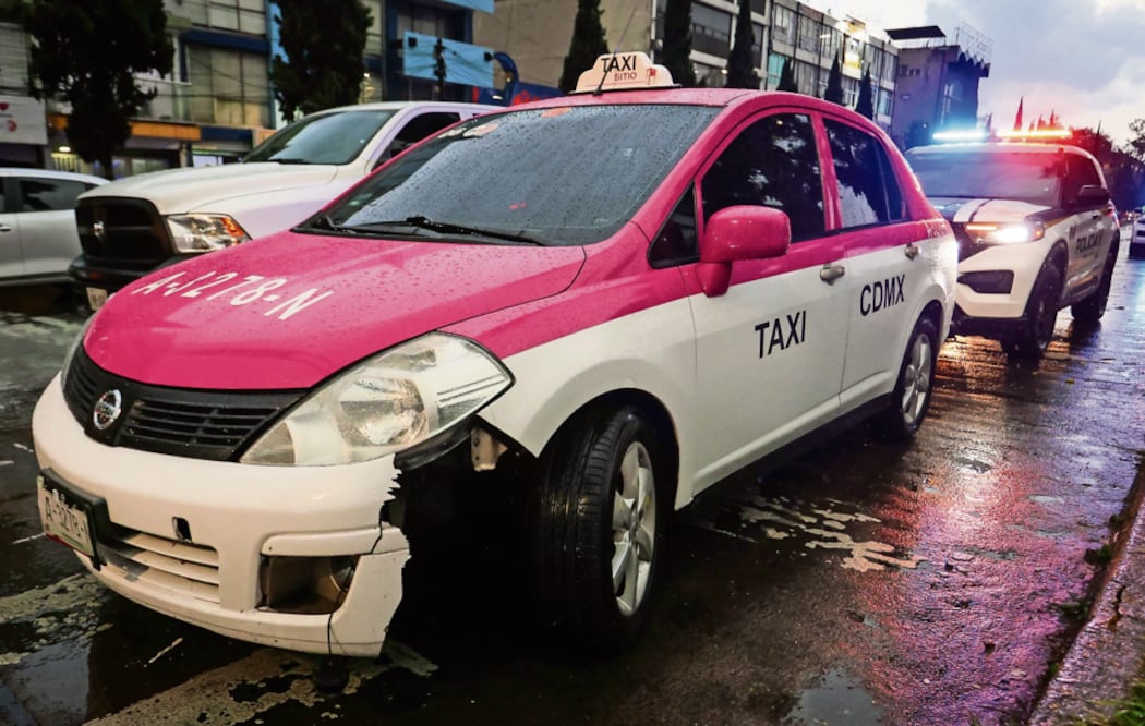 ¿Autoatropello? Taxista pasa por encima de un hombre que le habría brincado enfrente (Foto: Luis Camacho)