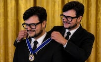 ¿Qué dijimos de las cuentas falsas?", Aleks Syntek se echa flores con mensaje a sí mismo