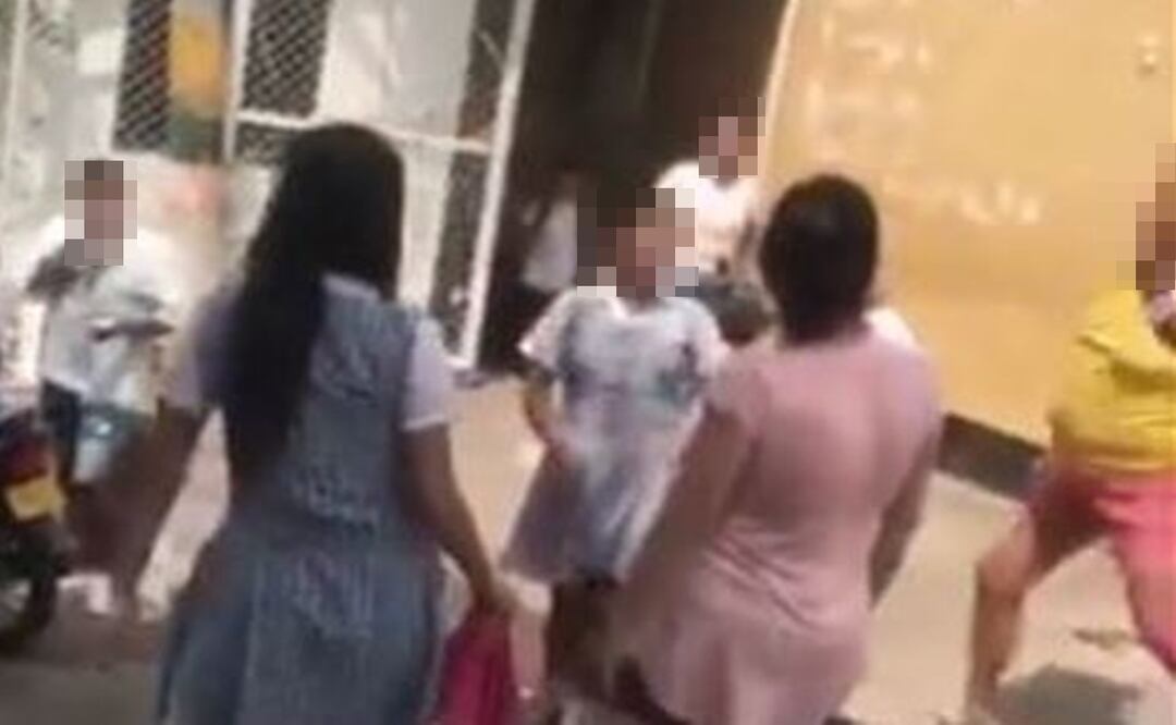 Mamá incita a su hija a pelear con otra niña afuera de la escuela y causa indignación