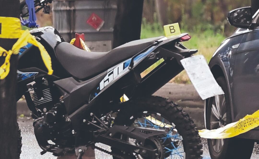 Biker sin casco muere tras derrapar en una avenida mojada por la lluvia, en Iztapalapa