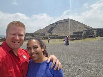 "El servicio no se detiene": La historia de la pareja que atendió a heridos en la Pirámide de la Luna