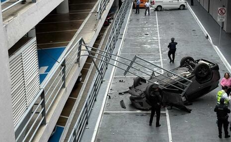 ¡Esa no era la salida! Vehículo cae del segundo piso de un estacionamiento en Tlalpan