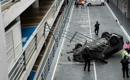 ¡Esa no era la salida! Vehículo cae del segundo piso de un estacionamiento en Tlalpan
