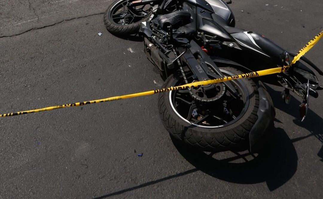 Chavo sin casco derrapa en una motoneta sin placas y se rompe la maceta, en Ecatepec