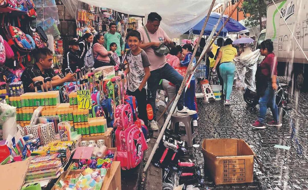 Mesones y Regina, calles del Centro de la CDMX abarrotadas para surtir lista de útiles