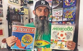 El mexicano que convirtió las estampitas del Mundial en una colección histórica