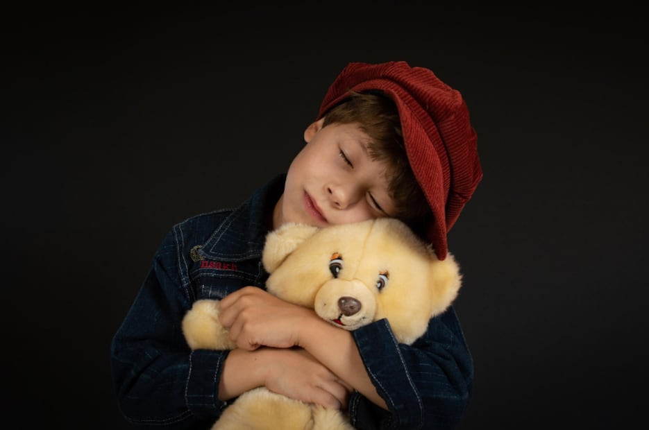 Niño con peluche (Foto: Pixabay)