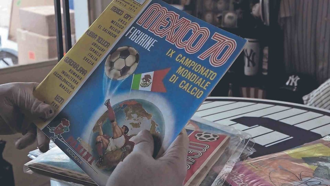 El mexicano que convirtió las estampitas del Mundial en una colección histórica. Foto: (Alberto González. El Gráfico)