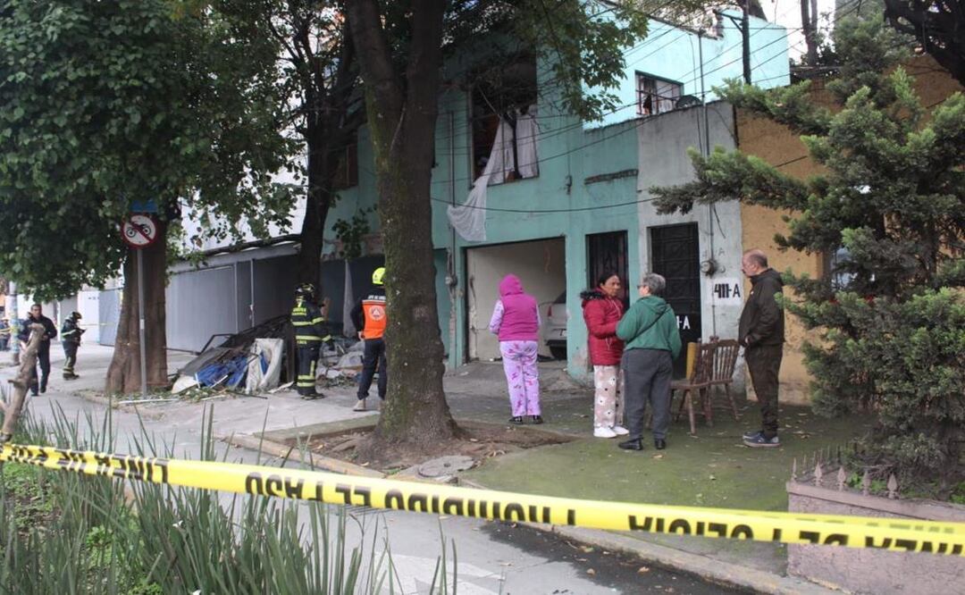 Acumulación de gas causa estallido de una casa en CDMX; perrito salió herido y buscan a otro
