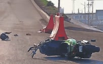 Derrapa en moto y termina arrollado por tráiler en Ecatepec