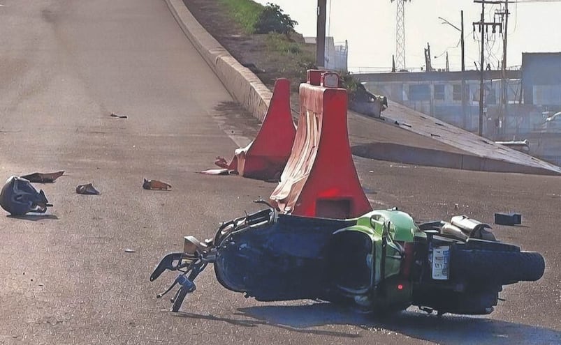 Derrapa en moto y termina arrollado por tráiler en Ecatepec