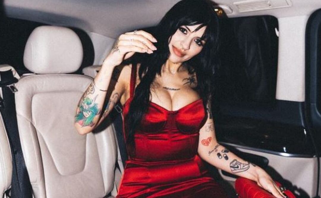 Tras boda de Nodal, captan a Cazzu cantando canción que interpretó Ángela Aguilar 