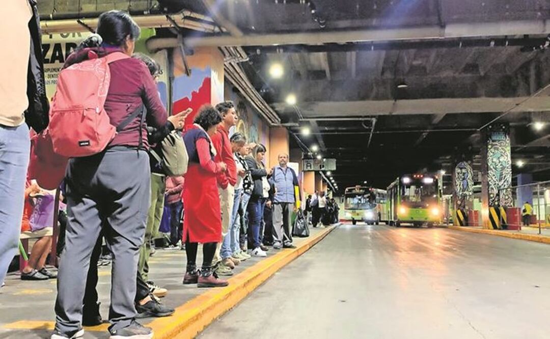 ¿Movilidad o tortura? Habitantes de Álvaro Obregón esperan autobús por más de 2 horas