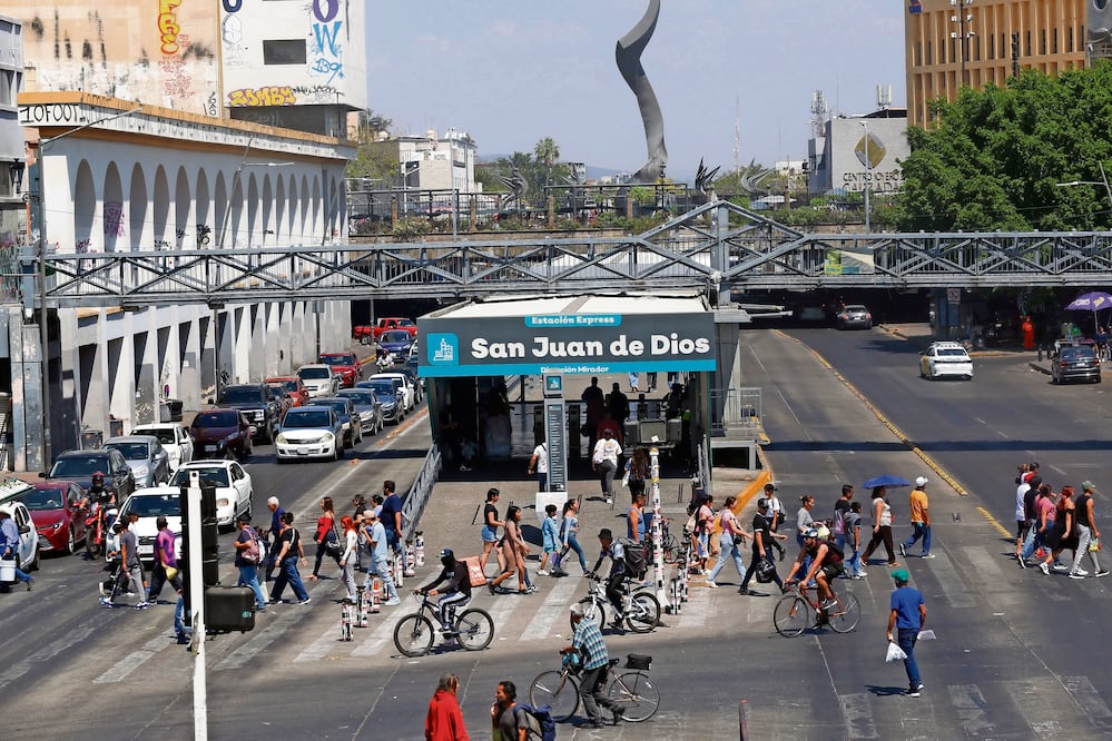 Habitantes de Guadalajara tratan de hacer su vida con normalidad, tras abatimiento de "El Mencho" (Foto: Fernando Carranza)