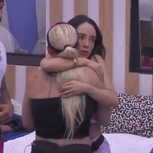 Abrazo de Manelyk y Niurka Marcos (Vía: Redes)