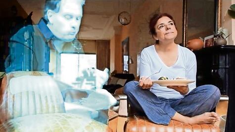 Mujer se casa con holograma creado con IA, ¿es este el futuro de las relaciones?