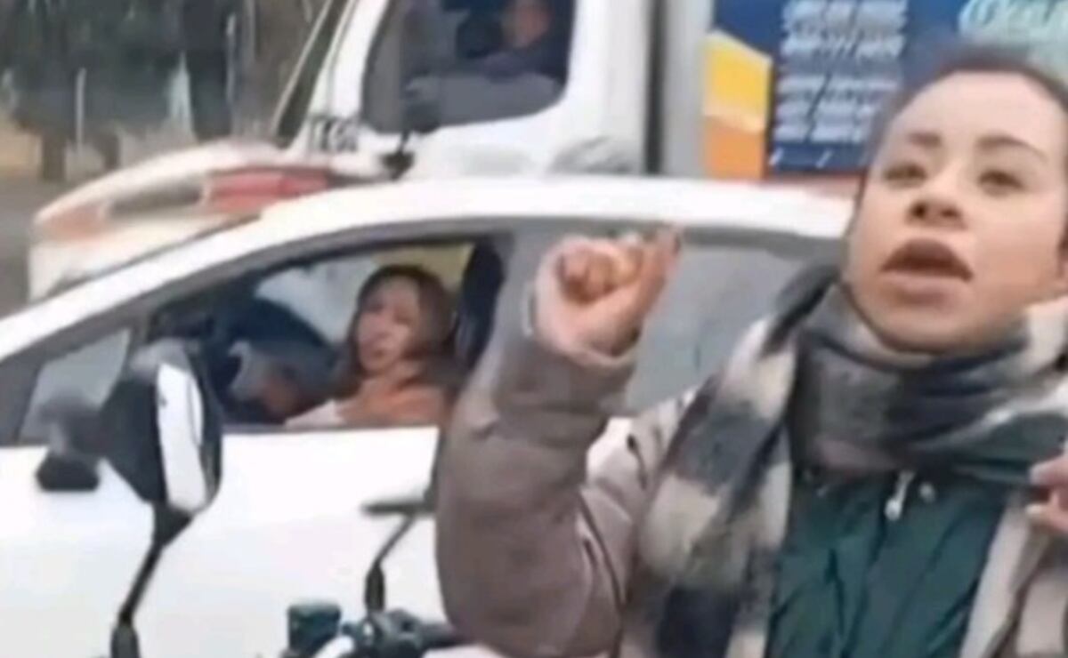 VIDEO: Lady Mexibús se pasea por carril confinado en bici eléctrica y sin protección