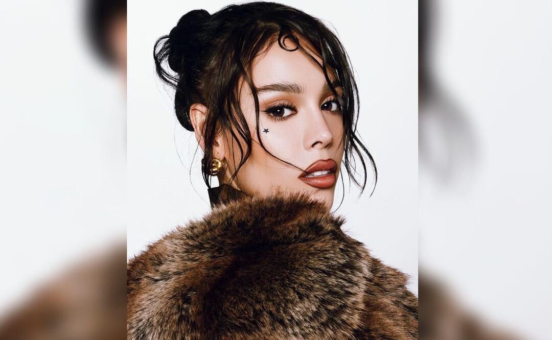 Danna Paola saca su código postal y se lleva recuerdito de fiesta extranjera