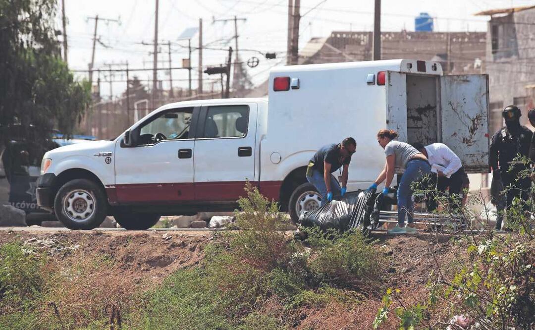 Hombres limpiaban canal y encuentran cuerpo bien envuelto en Nezahualcóyotl  