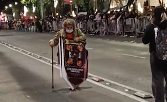 Madre busca a su hijo desaparecido durante la Mega Procesión de Catrinas en la CDMX
