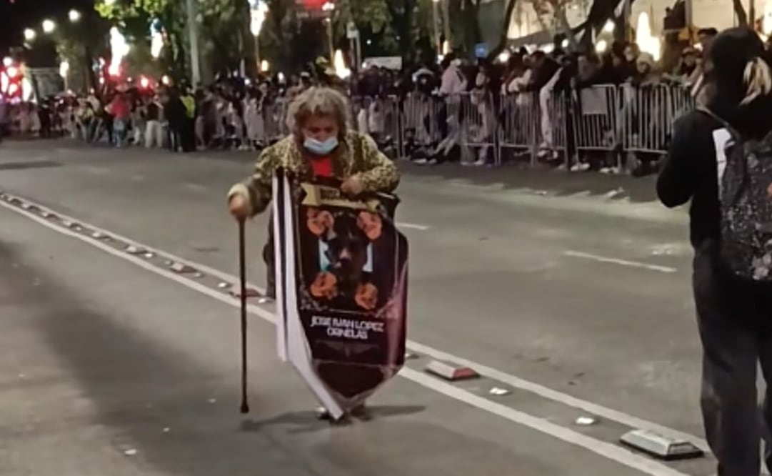 Madre busca a su hijo desaparecido durante la Mega Procesión de Catrinas en la CDMX (Foto: Captura de video)